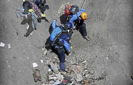 Авиакатастрофа в Альпах: появились новые фото разбросанных по горным склонам обломков самолета