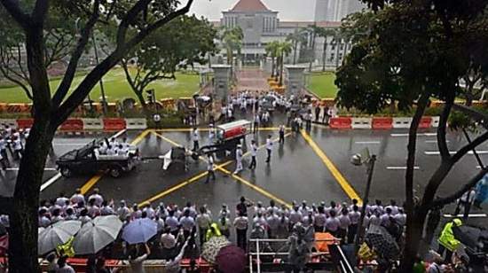 В Сингапуре тысячи граждан вышли проводить в последний путь «отца нации», сотворившего «сингапурское чудо»