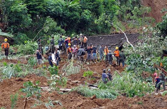 В Индонезии при сходе оползней погибли 12 человек