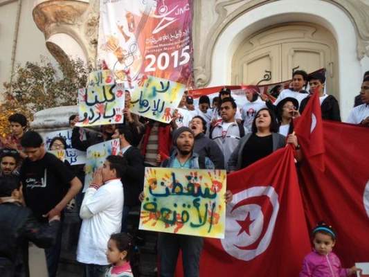 В Тунисе десятки тысяч людей вышли на марш против терроризма
