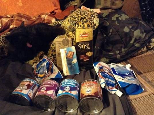 Фотофакт: Белорусским бойцам АТО передали сгущенку и шоколадки