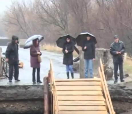 В Станице Луганской установили пешую переправу через взорванный мост (фото)
