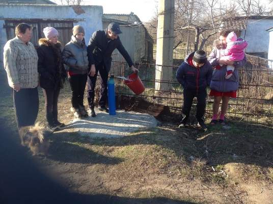 Депутат Николаевского облсовета помог обеспечить жителей поселка на Вознесенщине питьевой водой