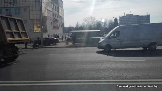 ДТП в Минске: Peugeot вылетел на остановку