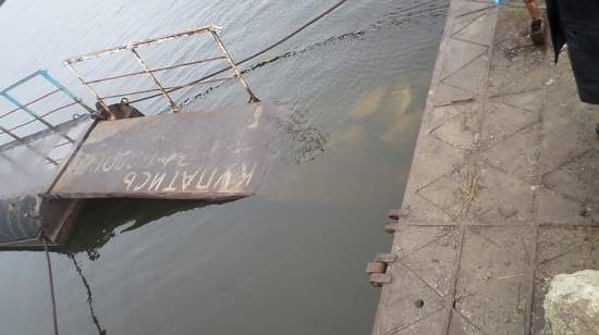 На Николаевщине сильный ветер разрушил понтонный мост, соединяющий два села
