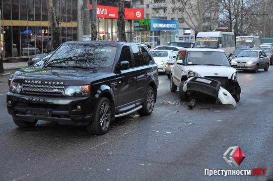 В центре Николаева столкнулись «маршрутка», «Range Rover» и «KIA»