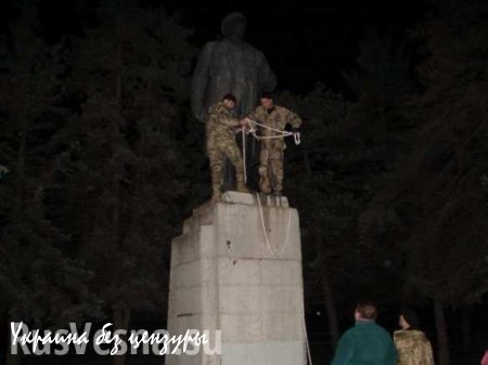 В Днепропетровске снесли памятник Ленину, накинув на шею петлю (ФОТО)
