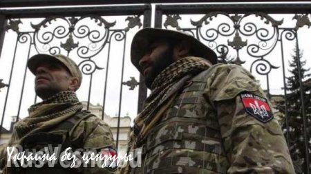 Ночь вандалов в Харькове: люди в масках повалили три памятника