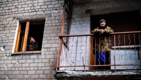 Снаряд попал в жилой дом в Донецке, данные о пострадавших уточняются
