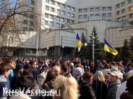 Активисты «Свободы» в Киеве митингуют возле Конституционного Суда, требуя не прикасаться к закону о люстрации