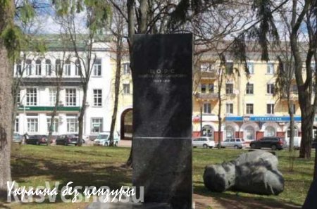 На Аллее Героев в Чернигове националисты в масках снесли памятники Щорсу и Кропивянскому, еще 2 монумента они сломать не смогли (ФОТО+ВИДЕО)