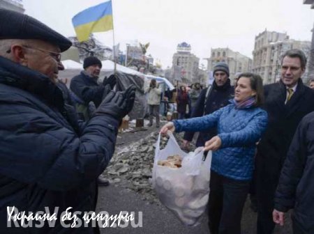 «Паскуда Вики бросала украинским детям семечки в грязь и смеялась, глядя как они их подбирают», — Виктория Нуланд отметилась на Украине не только печеньками