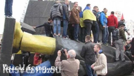 В Краматорске снесли памятник Ленину (ВИДЕО)