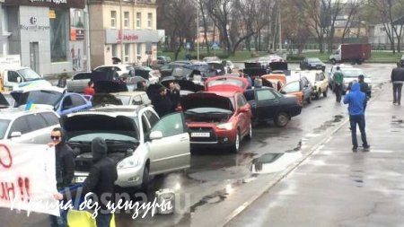 «Порошенко! Верни нам бензин!» — более 60 автомобилистов перекрыли центральную площадь Харькова (ФОТО)