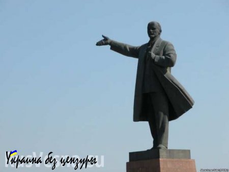 В Новоазовске восстановлен памятник Ленину (ФОТО, ВИДЕО)