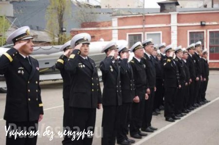 В Одессе состоялась торжественная церемония переименования служебно-вспомогательного судна с установленной на нём пушкой (ФОТО)