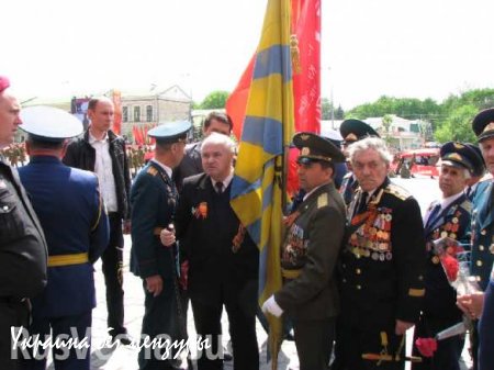 На 9 мая ветеранам в Харькове оставили только украинский флаг — и никаких георгиевских лент