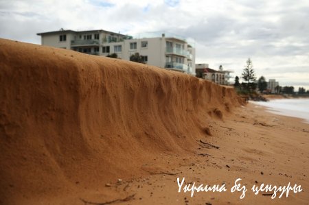 Шторм в Австралии: авто летали с деревьями, а пляжи погребены под песком