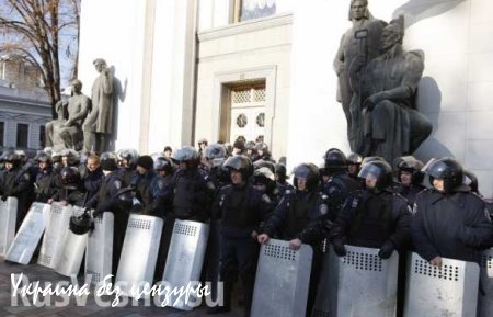 Тысячи митингующих в Киеве перекрывают дороги и требуют европейской жизни (ВИДЕО)