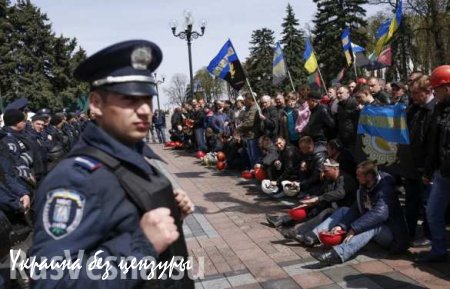 Шахтеры в Киеве вновь перекрыли Крещатик