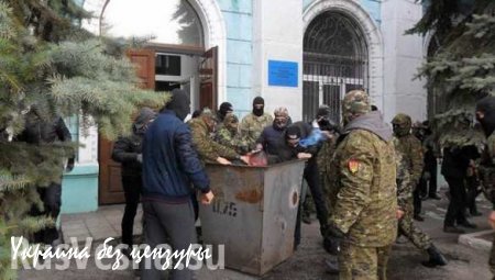 Люстрация продолжается — в Днепродзержинске активисты «Правого сектора» засунули депутата в мусорный бак (ВИДЕО)