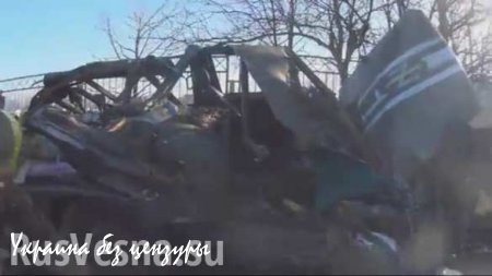 Украинский танк раздавил машину с боевиками полка «Азов» (ВИДЕО 18+)