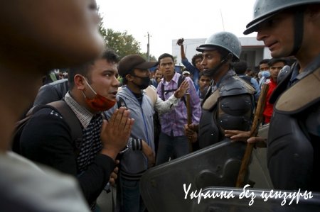 В Непале начались протесты и столкновения, люди массово бегут из Катманду