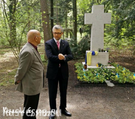 Украинский дипломат почтил память Степана Бандеры на могиле в Мюнхене (ВИДЕО)