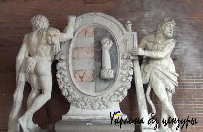 Туристы в Италии разбили древнюю статую при попытке сделать селфи