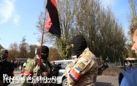 Солдаты ВСУ открыли огонь по боевикам «Правого сектора» возле осажденной базы