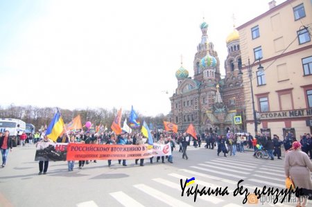 На митинге в центре Питера прозвучал гимн Украины