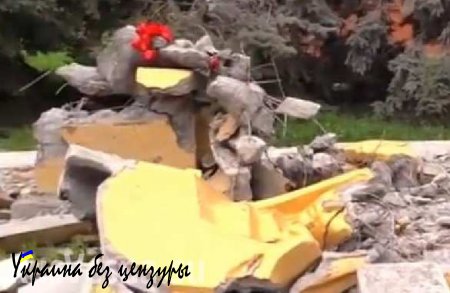 Каратели разбомбили школу и памятник бойцам ВОВ в Саханке (ВИДЕО)