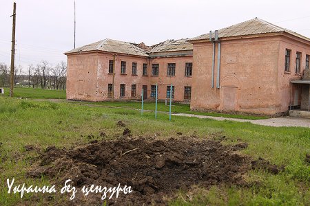 Украинские войска обстреливают Донбасс, разрушая школы и памятники героям Великой Отечественной войны (ВИДЕО+ФОТО)