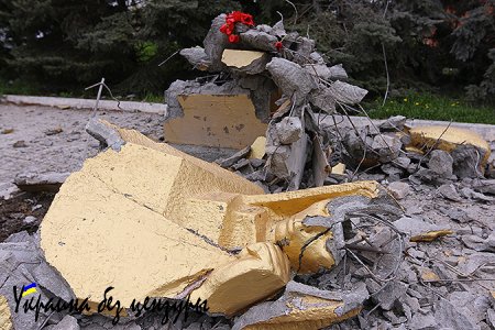 Украинские войска обстреливают Донбасс, разрушая школы и памятники героям Великой Отечественной войны (ВИДЕО+ФОТО)