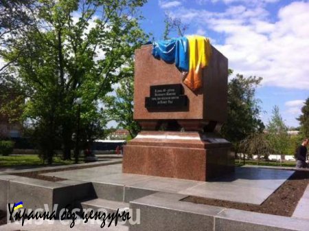 В Харькове вандалы разрисовали памятник желтой и синей краской, милиция боится радикалов и не разрешает восстановить монумент (ФОТО)