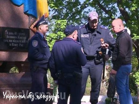 В Харькове вандалы разрисовали памятник желтой и синей краской, милиция боится радикалов и не разрешает восстановить монумент (ФОТО)