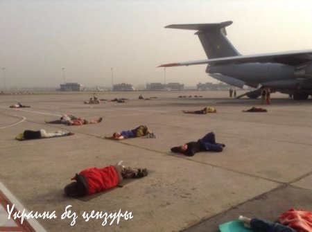 Эвакуированных из Непала после 11 дней мытарств украинцев заставили спать на взлетной полосе (ФОТО)