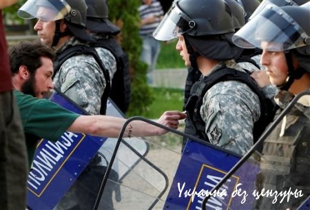 Около 40 полицейских пострадали в Македонии в стычках с протестующими