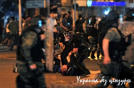 Почти 40 полицейских пострадали в Македонии в стычках с протестующими