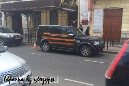 Автомобиль консульства Польши раскрасили под «георгиевскую ленту» (ФОТО)