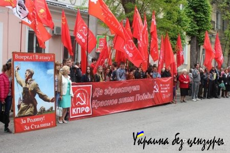 Флаги "Новороссии" в Берлине и Родина-мать в маках: фото дня