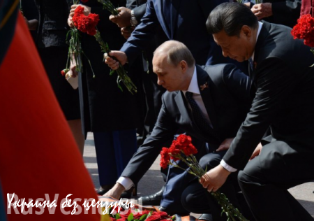 Путин и зарубежные лидеры, преклонив колена, возложили цветы к Могиле Неизвестного Солдата