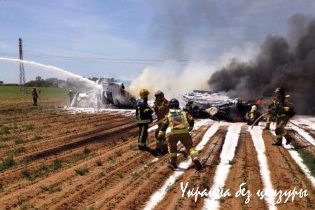 Военный самолет упал на завод Coca-Cola в Севилье