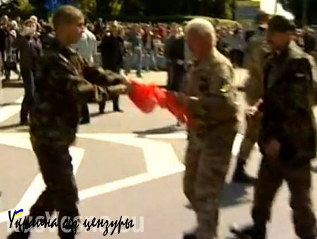В Киеве бандеровцы вырывали флаги у мирных демонстрантов (ВИДЕО)