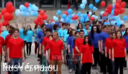Молодежь Луганска устроила акцию «Я живу в ЛНР» в честь Дня Республики (ВИДЕО)