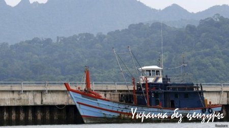 Индонезия отправила лодку с мигрантами обратно в море