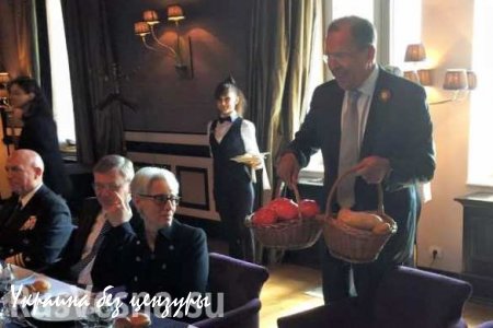 Сергей Лавров подарил помидоры и картошку госсекретарю США Дж. Керри (ФОТО)