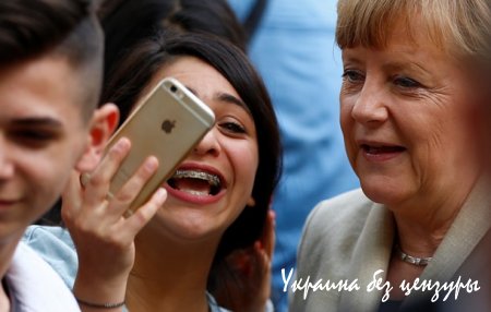 Лавров подарил Керри помидоры, а Меркель сделала селфи: фото дня