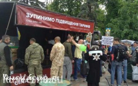 Протестующие поставили у Рады виселицу и золотую батарею (ФОТО, ВИДЕО)