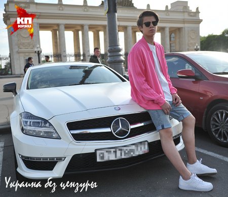 Гламурный внучок миллиардера из 90-х предлагает прохожим попить его мочу и полизать ботинки (ВИДЕО+ФОТО)